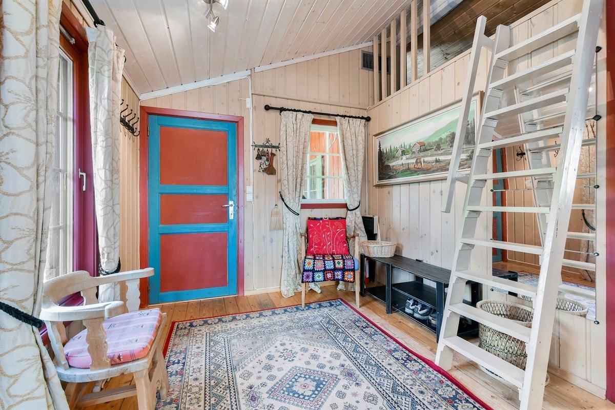 Hytta har for øvrig god lagringsplass med bl.a. to boder med adkomst fra velkomstterrasse. Galleribilde