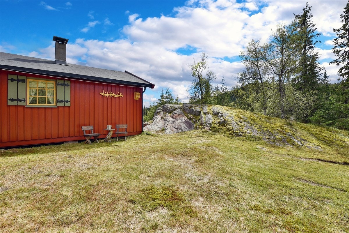 Med en beliggenhet på kun ca. 16 mil fra Oslo og 1 time og 30 minutter fra Drammen er dette midt i blinken for deg som ønsker hytte i sentrale områder. Galleribilde