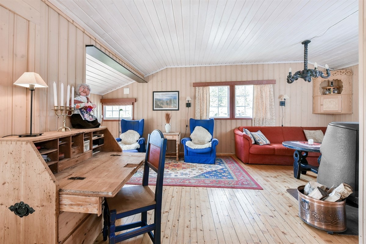 Stuen har gode vindusflater i to himmelretninger som gir rikelig med lys. Galleribilde