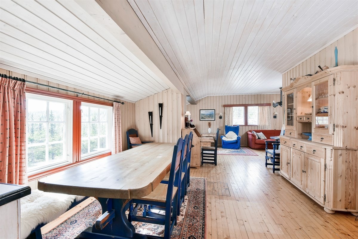 Hytta har en lun og sjarmerende stue med god plass for sofaløsning med tilhørende møblement og spisebord. Galleribilde