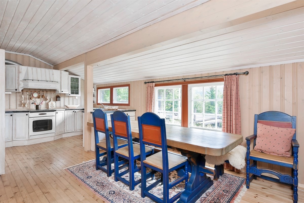 Mot spisestuen er det en praktisk kjøkkenøy. Galleribilde