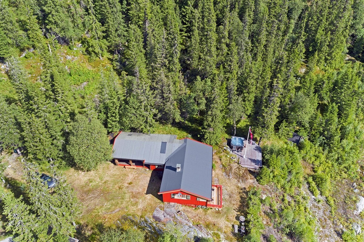 På samme side ligger det en flott markterrasse med flaggstang som er bygget i bukt med landskapet og fint skjermet av busker og trær.. Galleribilde