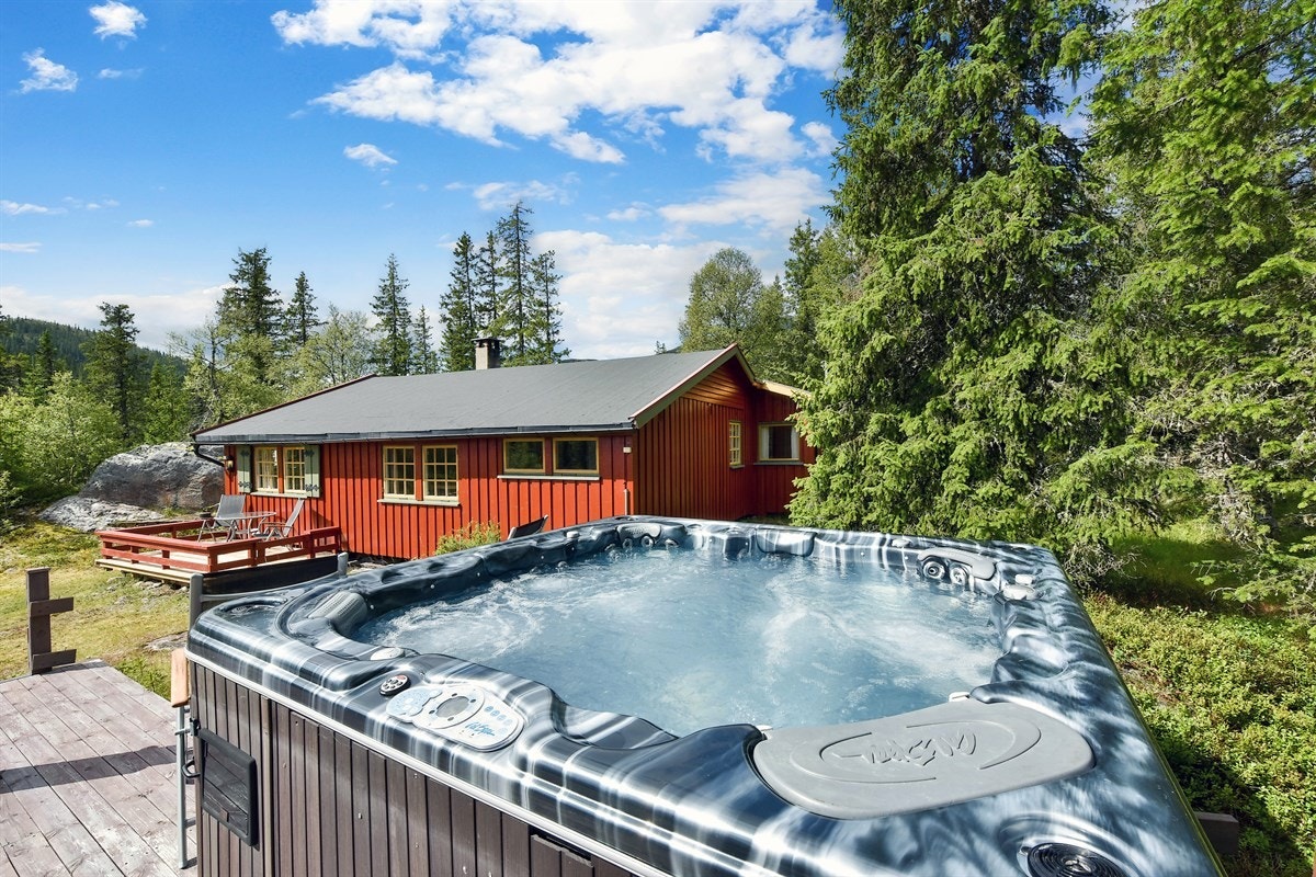 Flott jacuzzi beliggende på sydsiden av hytta. Galleribilde