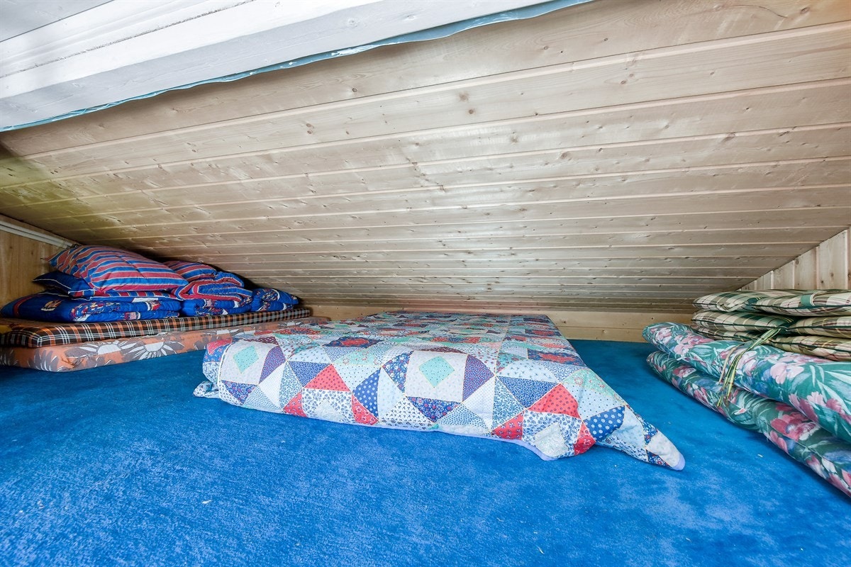 Det er ekstra overnattingsmuligheter på hems med plass til 4-6 madrasser. Galleribilde