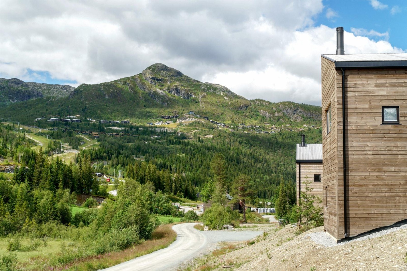 Kort avstand til både alpint og langrenn. I 2018 vil det komme heis fra området til Hemsedal skisenter. Galleribilde