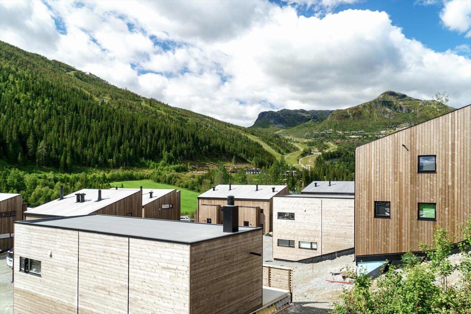 Sentral beliggenhet mellom Hemsedal skisenter og Hemsedal sentrum. Gangavstand til sentrum, ski inn/ut og kort avstand til langrennsløypene. Galleribilde