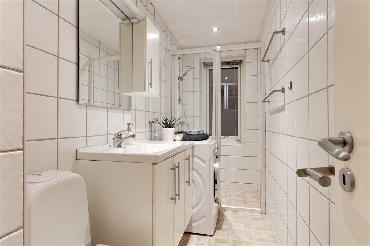 Pent, flislagt baderom fra 2006 som ble totalrehabilitert i regi av borettslaget. Galleribilde