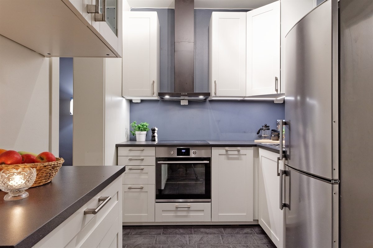 Nytt og lekkert kjøkken fra 2016 med integrerte hvitevarer. Galleribilde