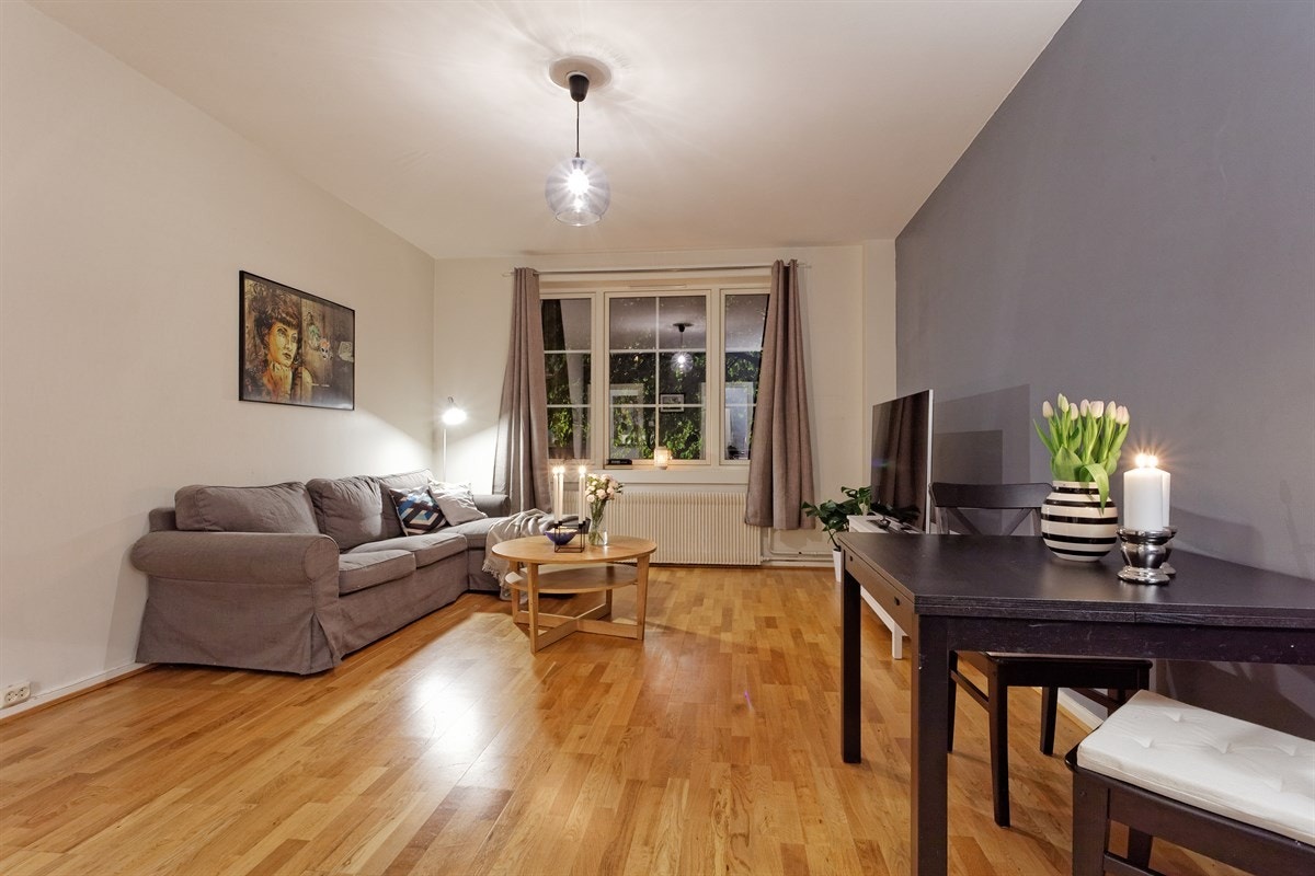 De store vindusflatene gir rikelig med lys og en god romfølelse. Galleribilde