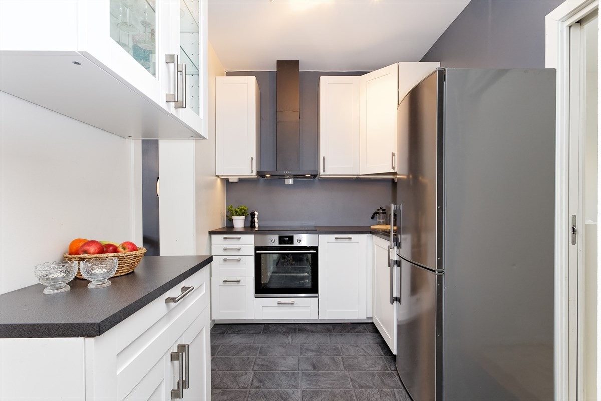 Kjøkkenet er innredet med laminat kjøkkeninnredning, laminat benkeplate, kullfilter vifte, nedfelt kum, integrert komfyr og platetopp. Galleribilde