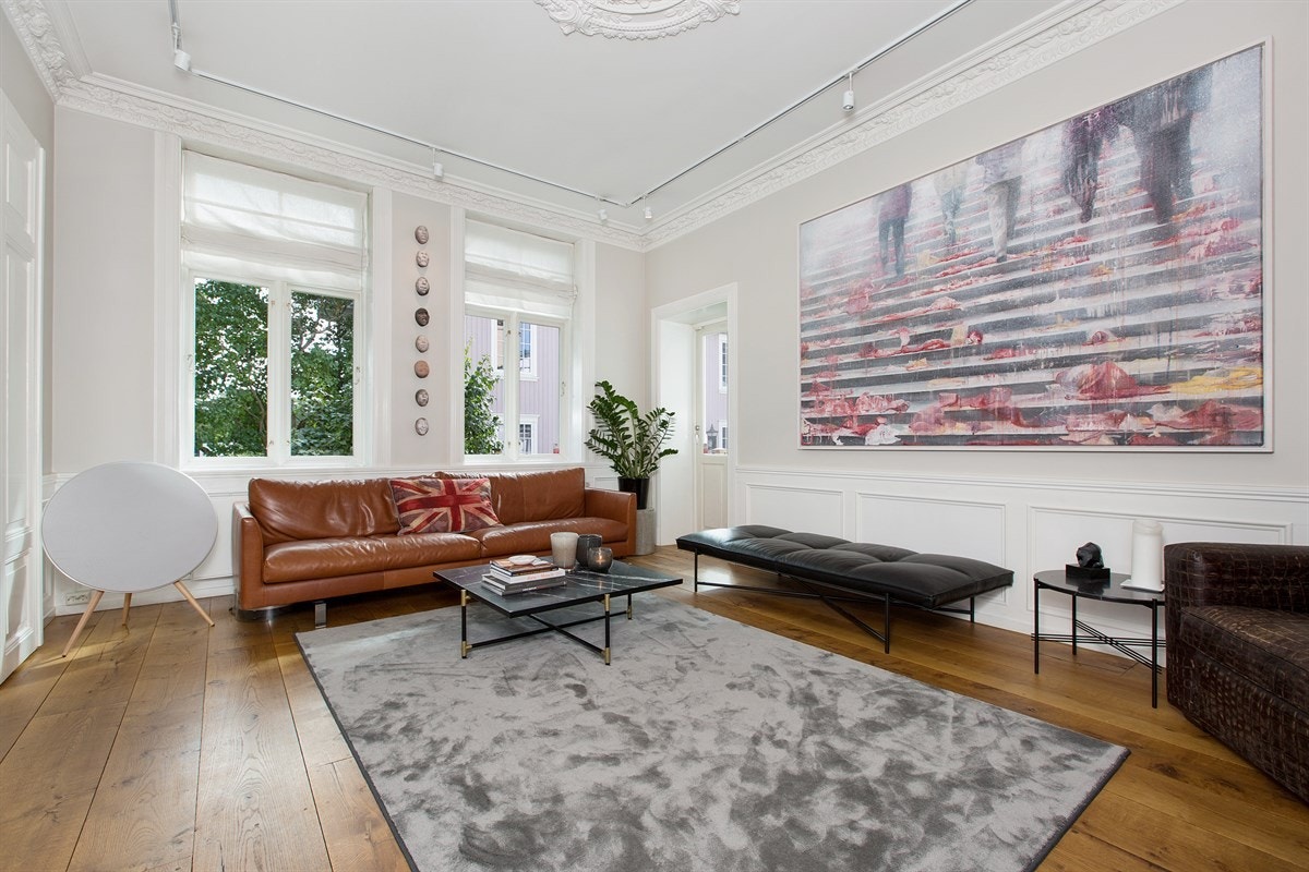 Stue med utgang til hage - store vinduer gir et lekkert og naturlig lys i boligen Galleribilde