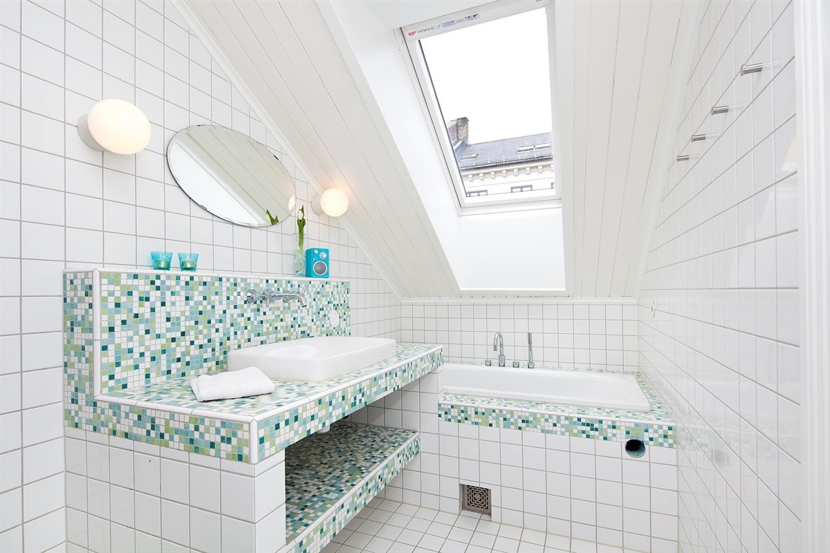 Baderom med adkomst fra hall i 2. etasje Galleribilde