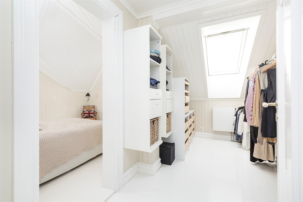 Walk-in-garderobe med fine løsninger i tilknytning til hovedsoverom Galleribilde