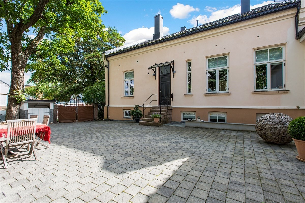 Opparbeidet gårdsplass, solrikt og uten innsyn Galleribilde