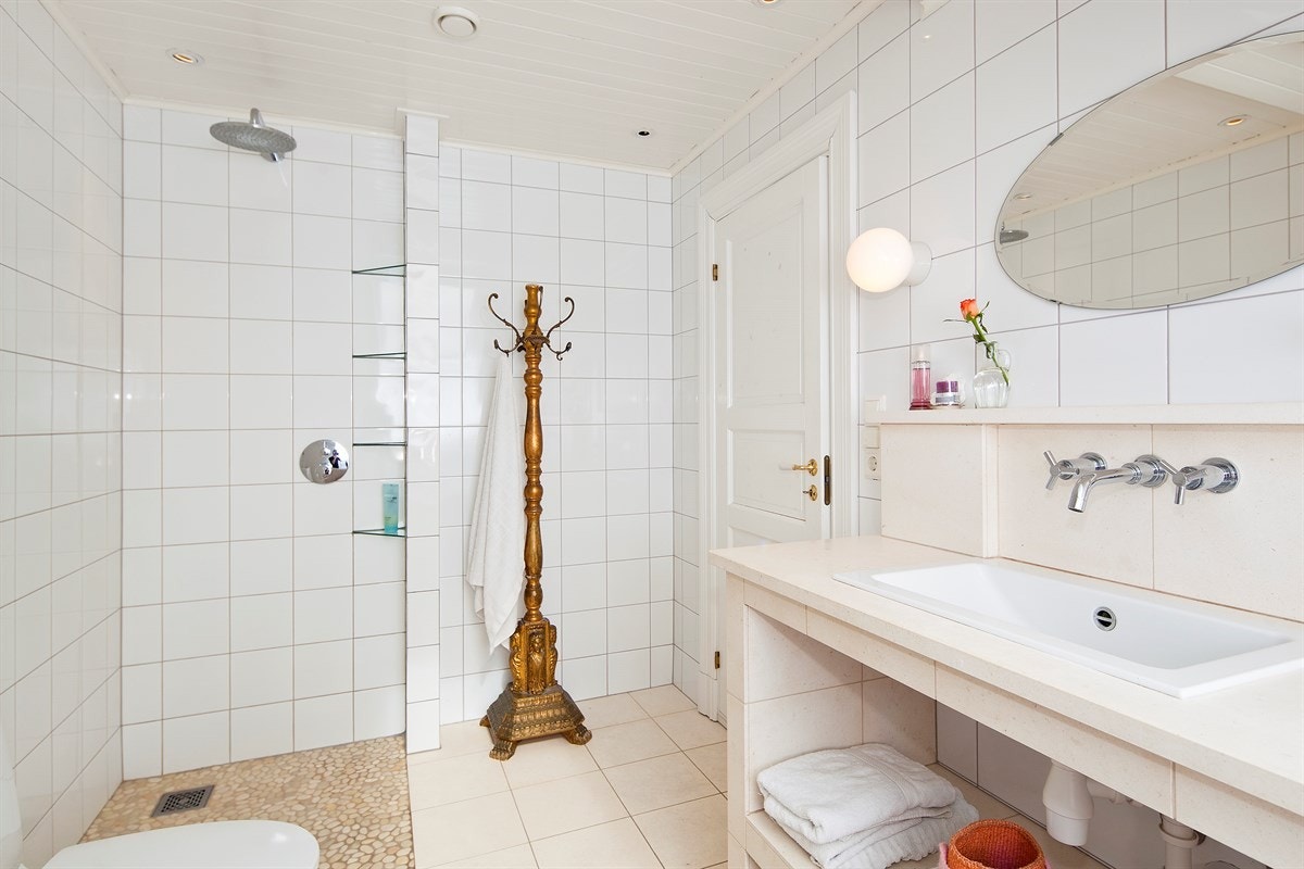 Baderom i tilknytning til hovedsoverom Galleribilde