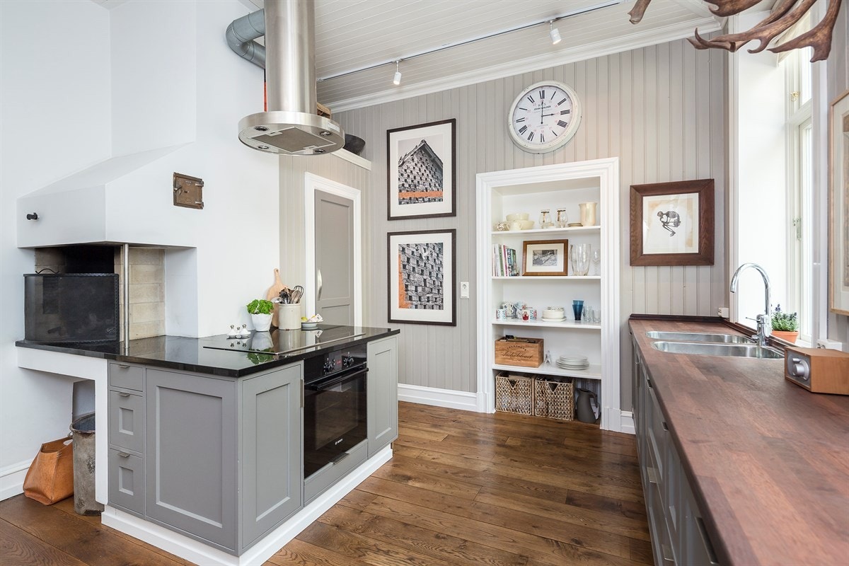 Kjøkkenet er smakfullt med en god takhøyde og store vinduer med et fint utsyn mot gårdsplassen Galleribilde