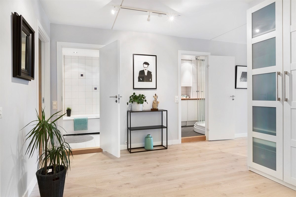 Romslig og lys entré med god plass til garderobeskap og gode muligheter for oppbevaring av sko og yttertøy Galleribilde