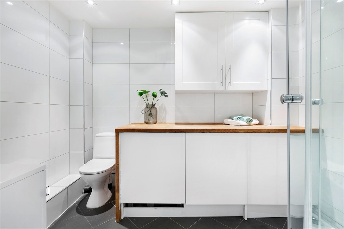 Bad 2 har stort dusjkabinett og innebygd oppvaskmaskin og tørketrommel Galleribilde