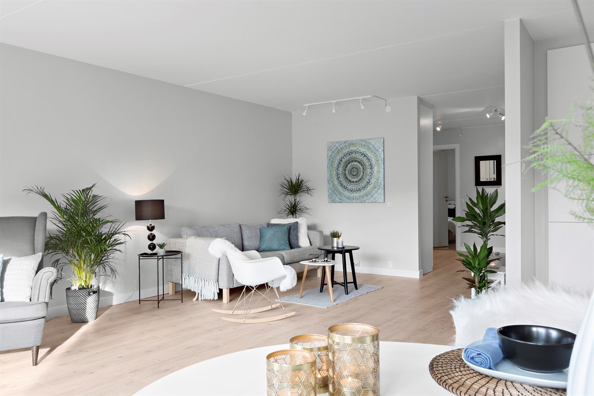 Alle tak og vegger i stue/ kjøkken/ hall er nymalt og delvis helsparklet i 2017 Galleribilde