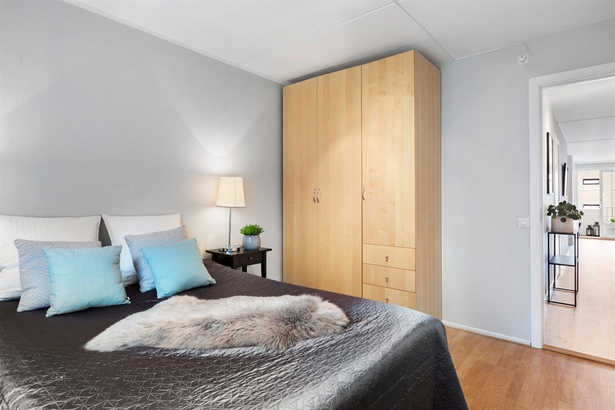 Begge soverommene har delikate material- og fargevalg og har grønt utsyn mot stille område Galleribilde