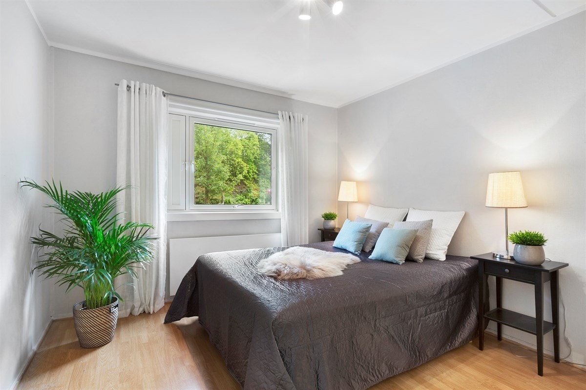 Stille og romslig hovedsoverom med god skapplass Galleribilde