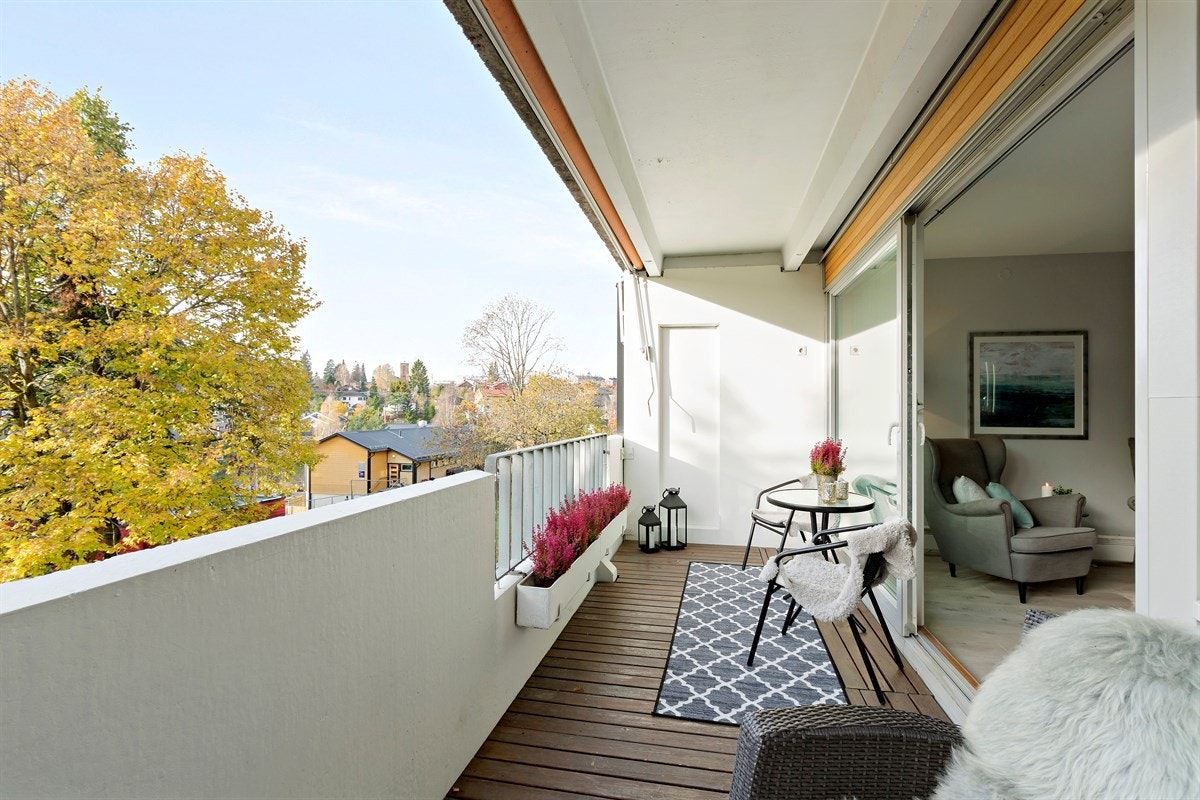 Stor balkong som blir en herlig forlengelse av stuen på varme sommerdager Galleribilde