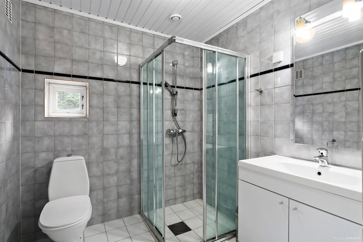 Baderom i underetasje med direkte inngang til badstu Galleribilde