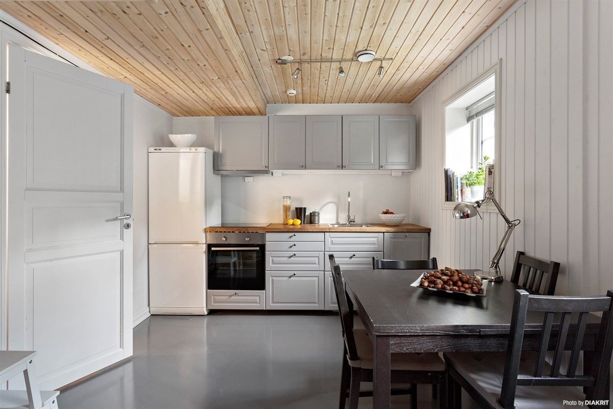 Kjøkken i åpen løsning mot stue i underetasje Galleribilde