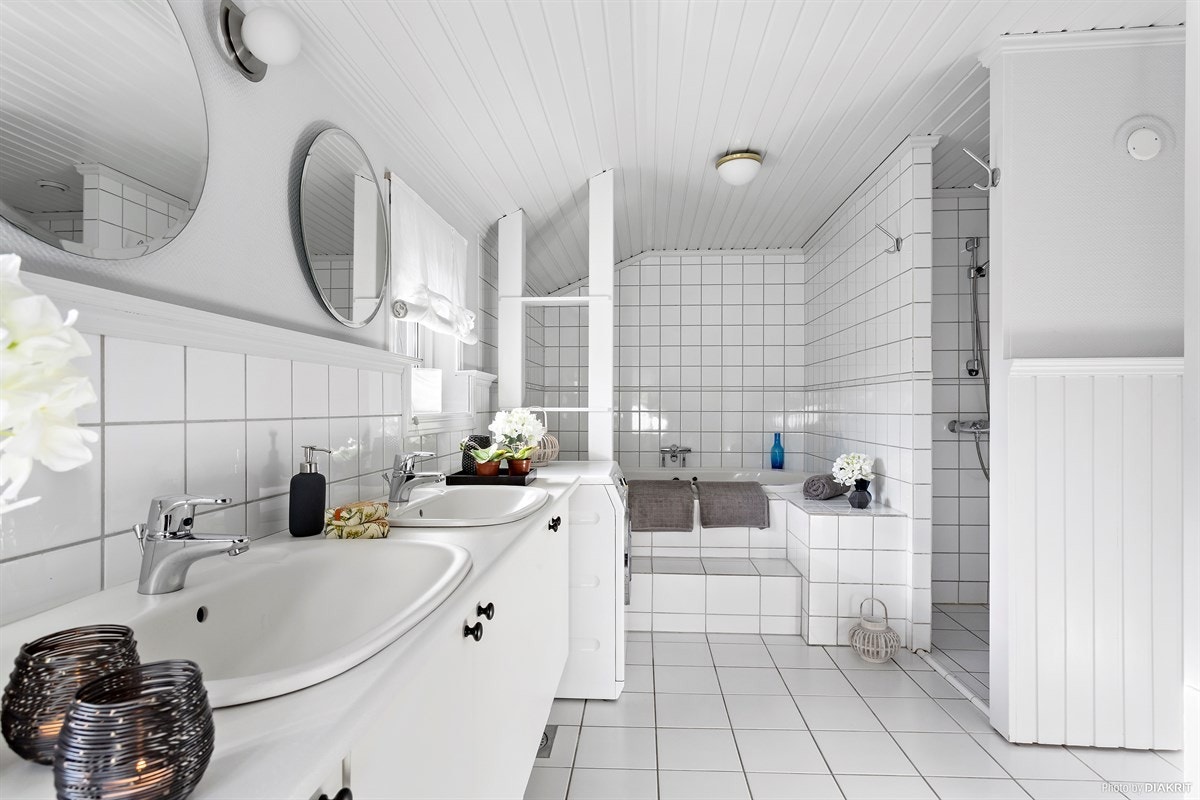 Baderom i annen etasje med innbygd boblekar, dusjnisje og dobbeltservant Galleribilde