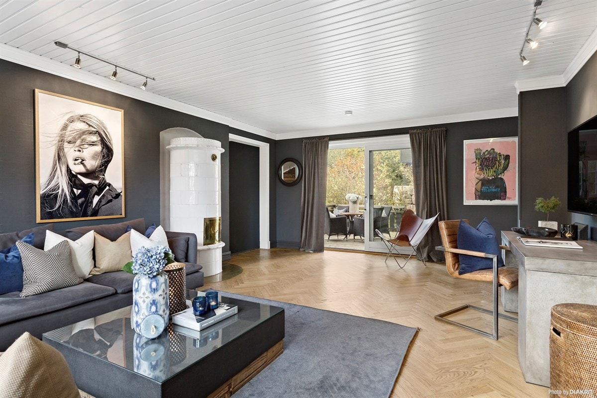 Boligen har to romslige stuer i første etasje med flere innredningsmuligheter og utgang til terrassen Galleribilde