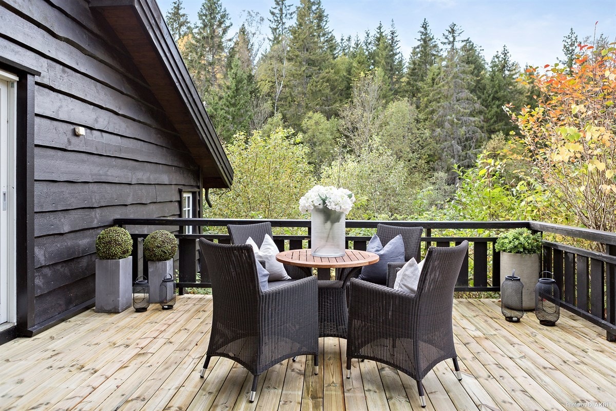 Stor terrasse på 20 kvm. med god plass til grill og sitteplasser Galleribilde