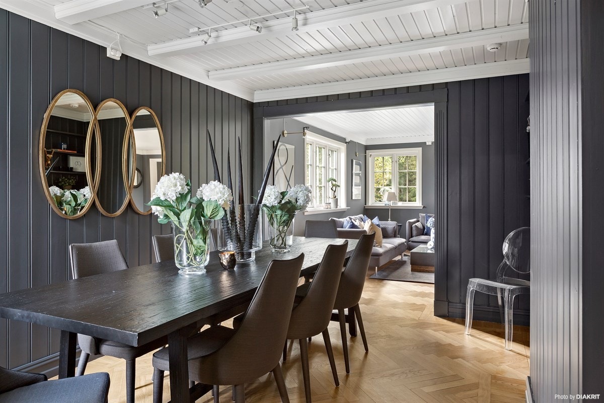 Fra kjøkkenet går det videre til spisestue med plass til et større bord med tilhørende stoler Galleribilde