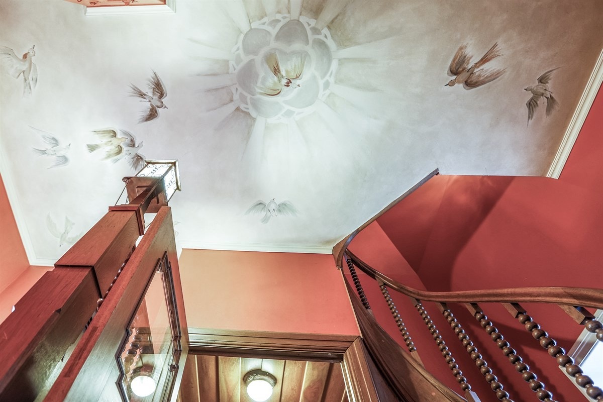 Allerede i taket i gangen får man en smakebit på freskomaleriene som går igjen i huset. Galleribilde