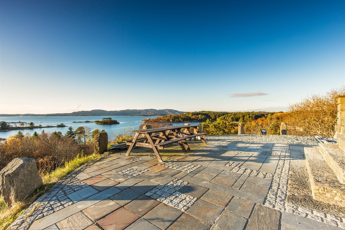 Når Borgen ble bygget ble den de senere år brukt til selskapeligheter. Med uteområder som byr på utsikt og solforhold er det lett å forstå. Galleribilde