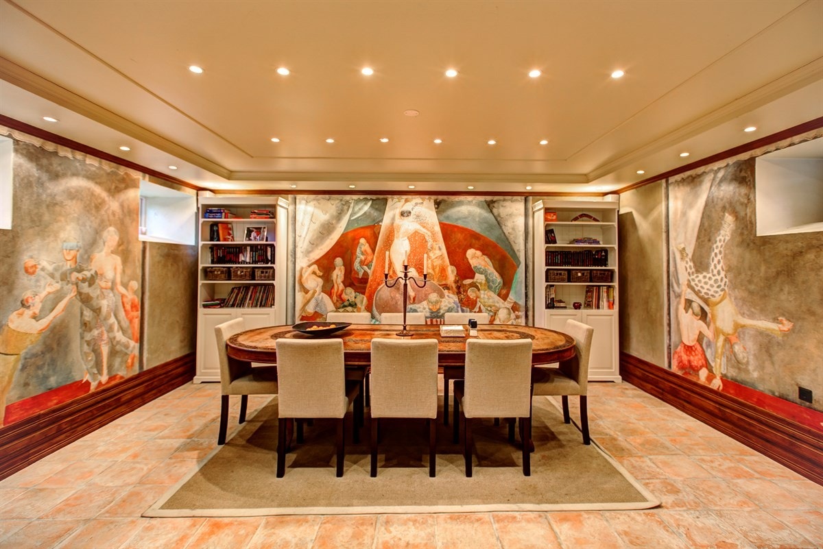 Videre i etasjen er det nok et rom som tar pusten fra deg, nemlig spisestuen. Galleribilde