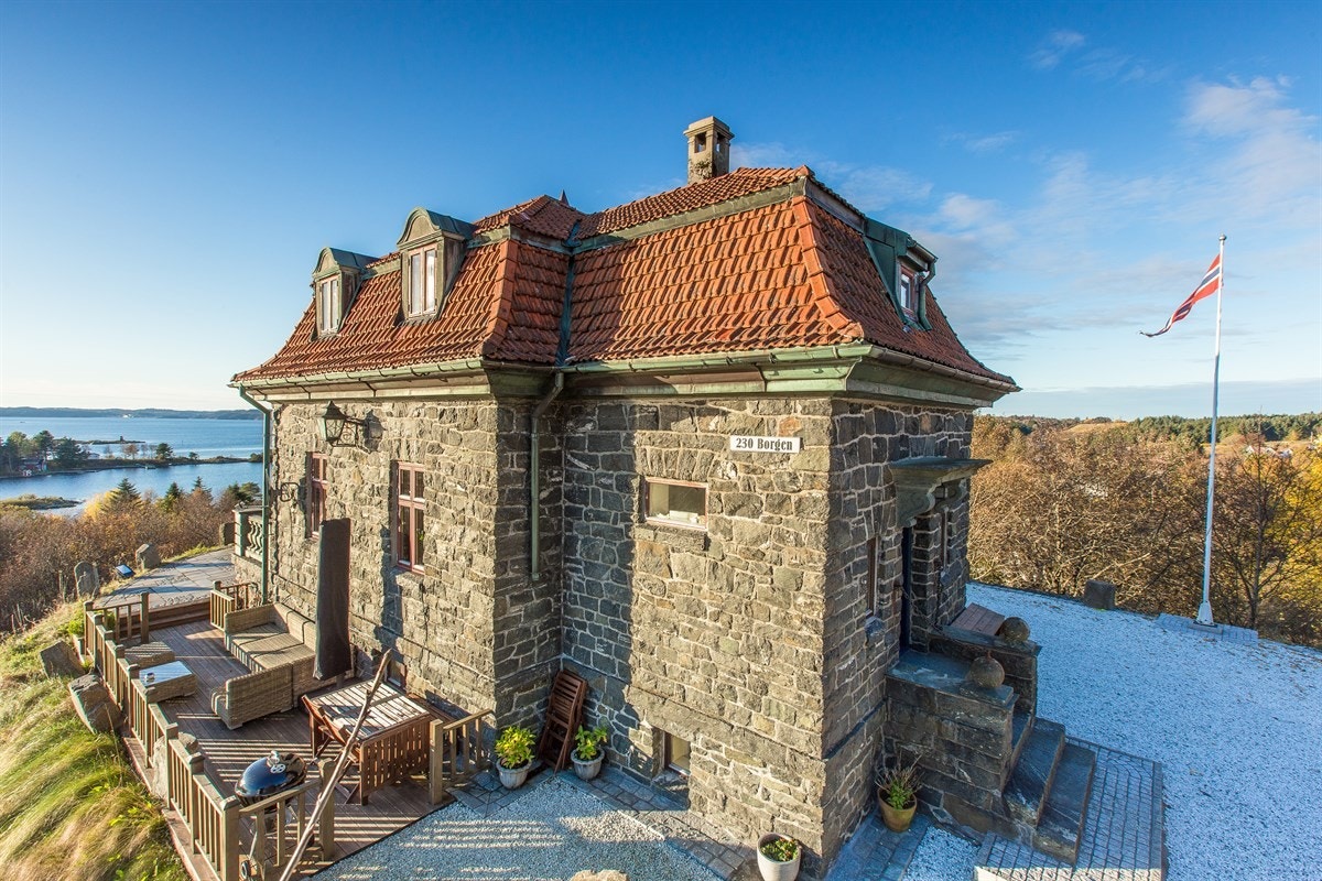 Borgen er omkranset av uteområder. Galleribilde