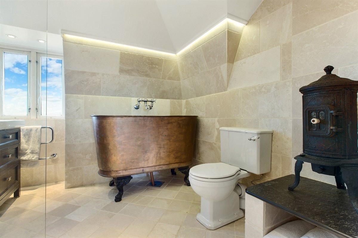 I Borgens øverste etasje har man et nyere bad fra 2014 med en lekker utførelse som har bevart noen av detaljene som kobberbadekaret. Galleribilde