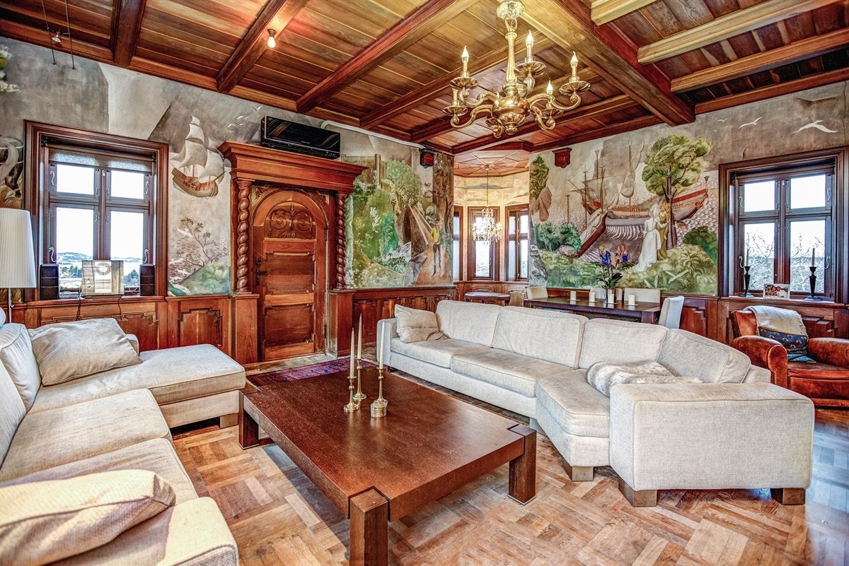 Stuen i hovedetasjen. Her er det unike detaljer fra topp til tå. Galleribilde