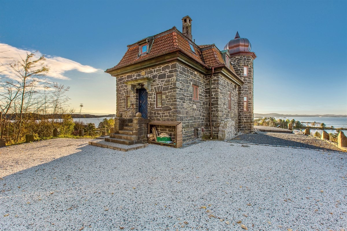 Borgen ble i sin tid bygget av Wichne som et minnesmerke for hans avdøde sønn. Galleribilde