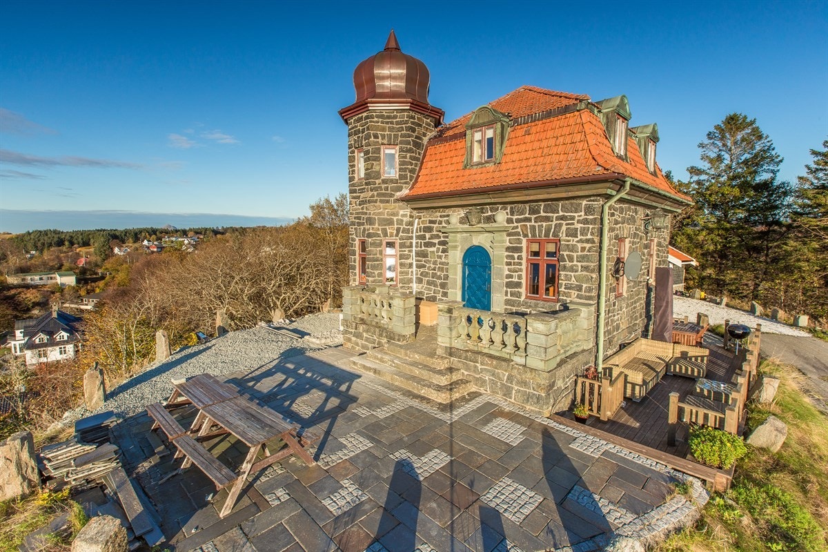 Dette er en unik eiendom beliggende i Espelandsvegen med kvaliteter man sjeldent ser. Galleribilde