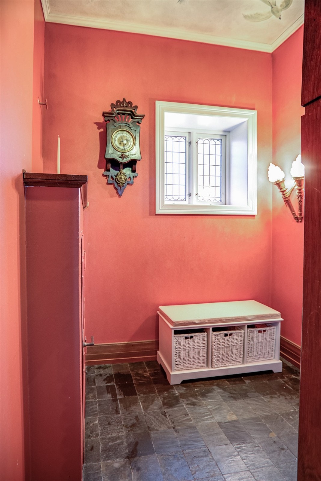 Praktisk innhukk for klesheng og wc-rom like bak. Galleribilde