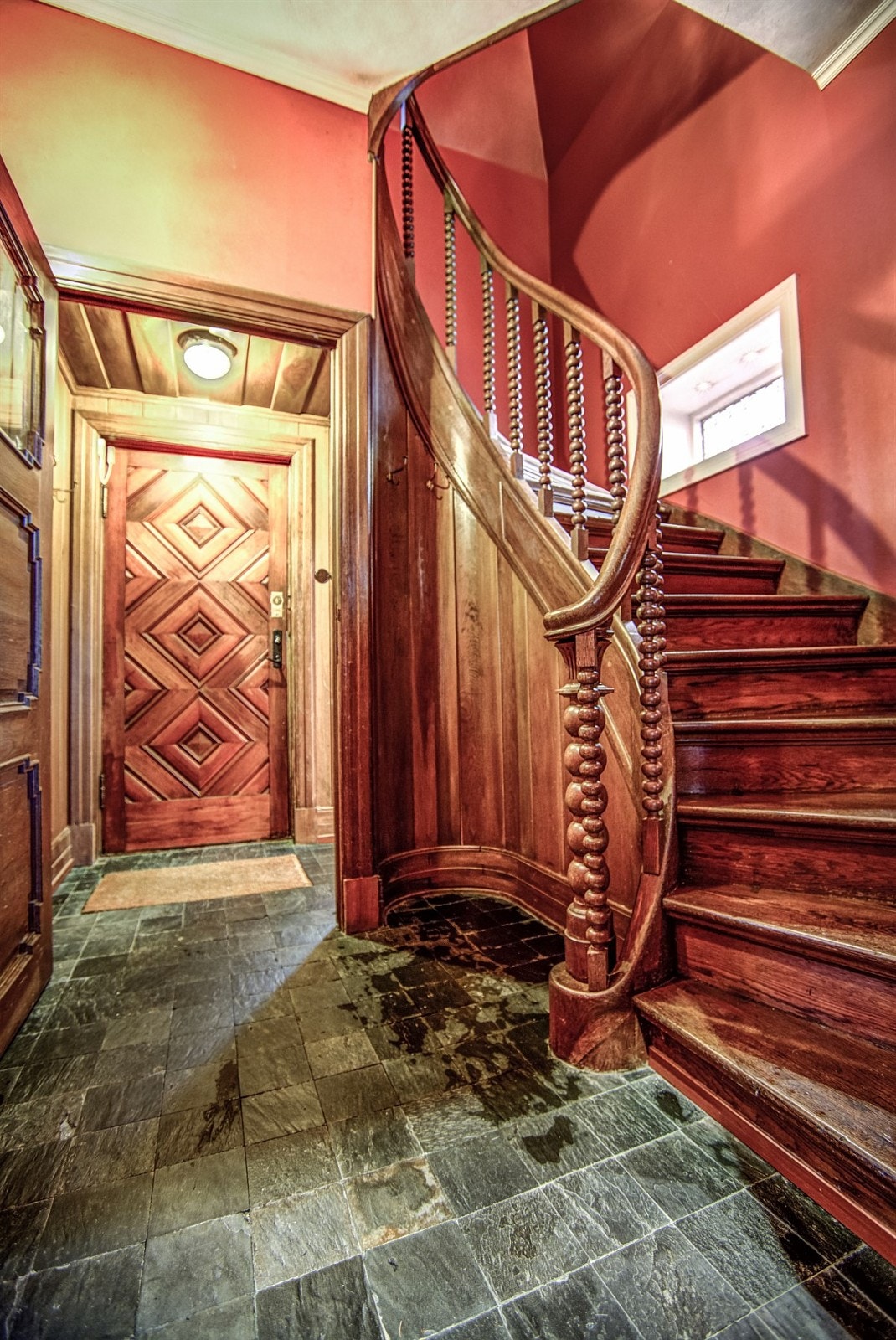 Velkommen inn! Dette er virkelig en unik eiendom med særegne kvaliteter og detaljer man ikke finner tilsvarende av. Galleribilde