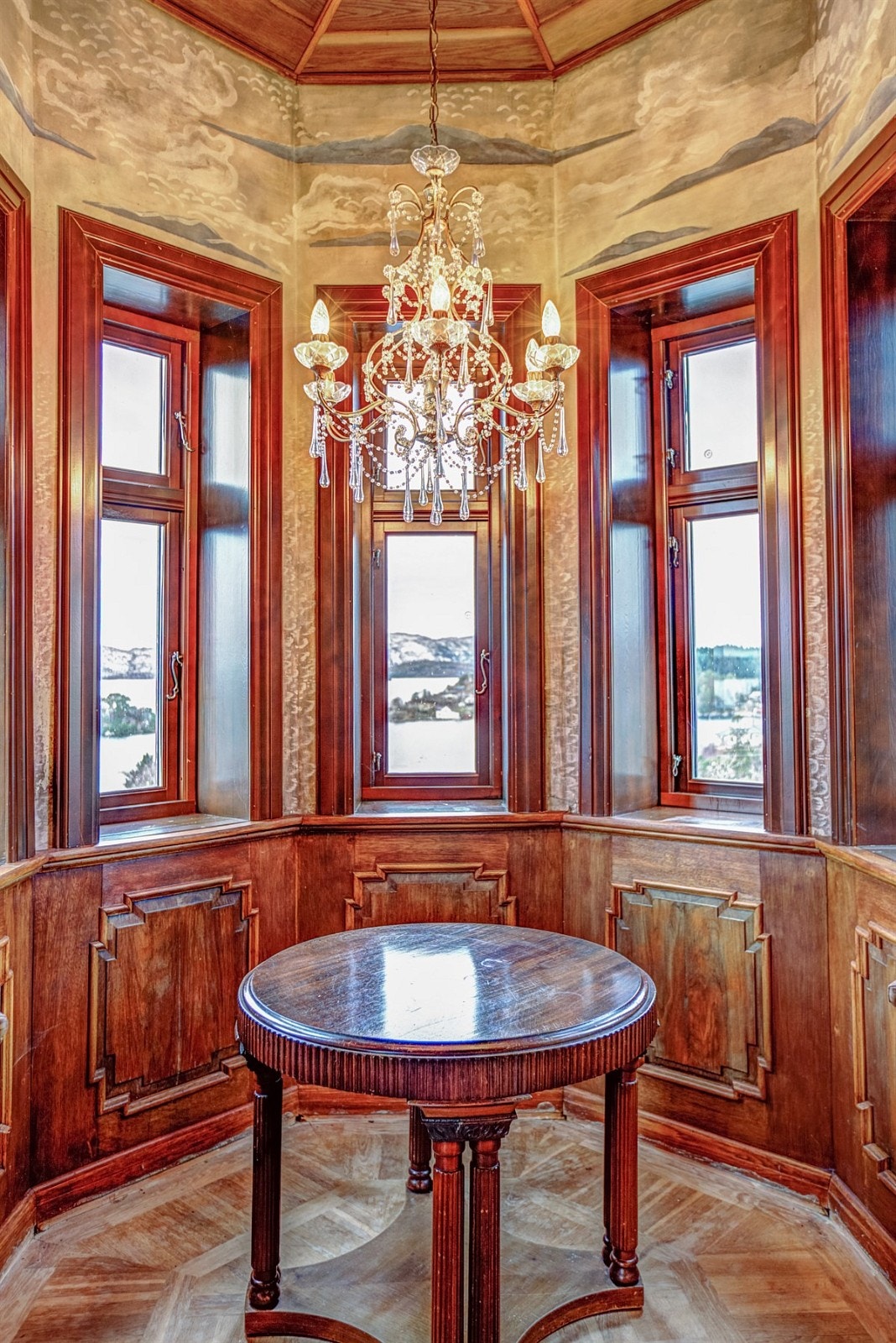 Det kan blant annet nevnes freskomalerier på alle vegger, tak av eik, nyrenovert eik stavparkett på gulvene og..... Galleribilde