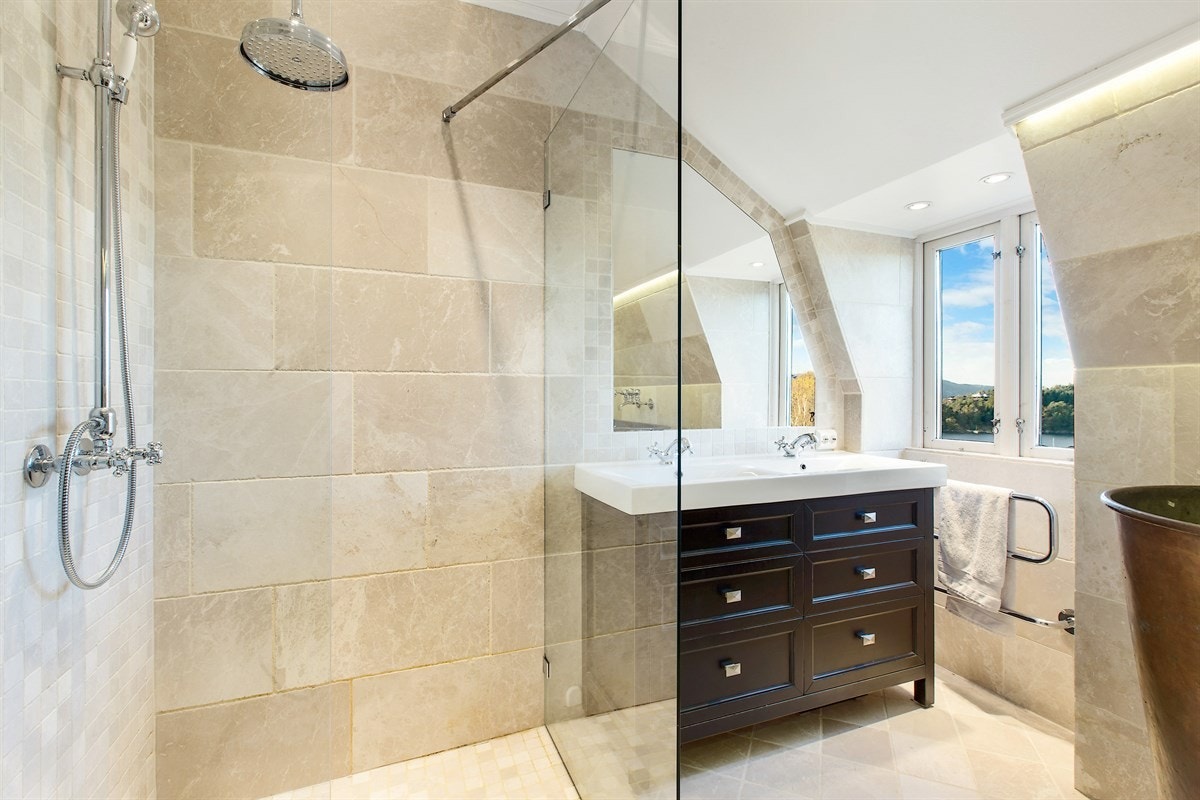 Badet har en meget lekker utførelse i marmor. Her er det som i resten av huset ikke spart på kostnadene når man har renovert. Galleribilde