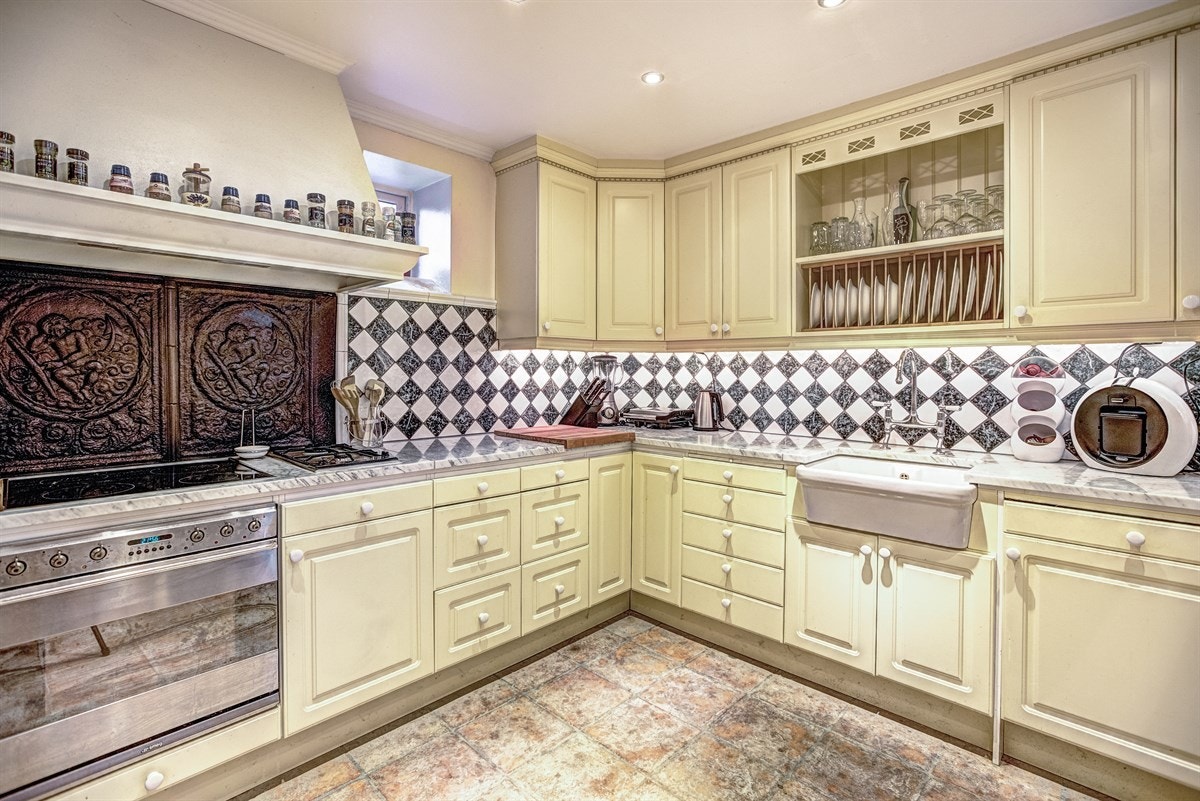 I underetasjen har man husets kjøkken som er meget delikat med flotte detaljer. Galleribilde