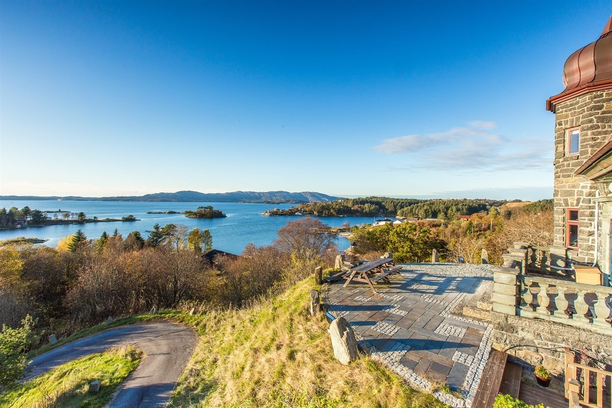 Eiendommen ligger flott til på toppen av en høyde som sørger for.... Galleribilde