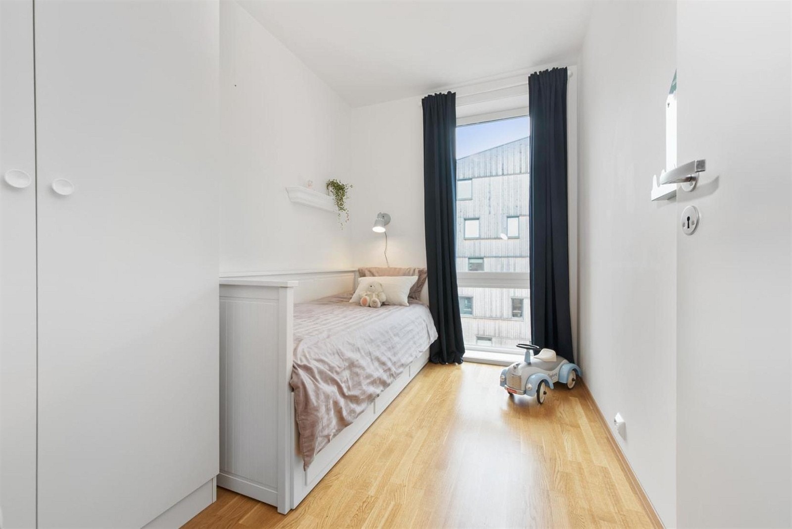 Soverom nr. 2 har også plass til dobbeltseng, nattbord og klesskap. Galleribilde