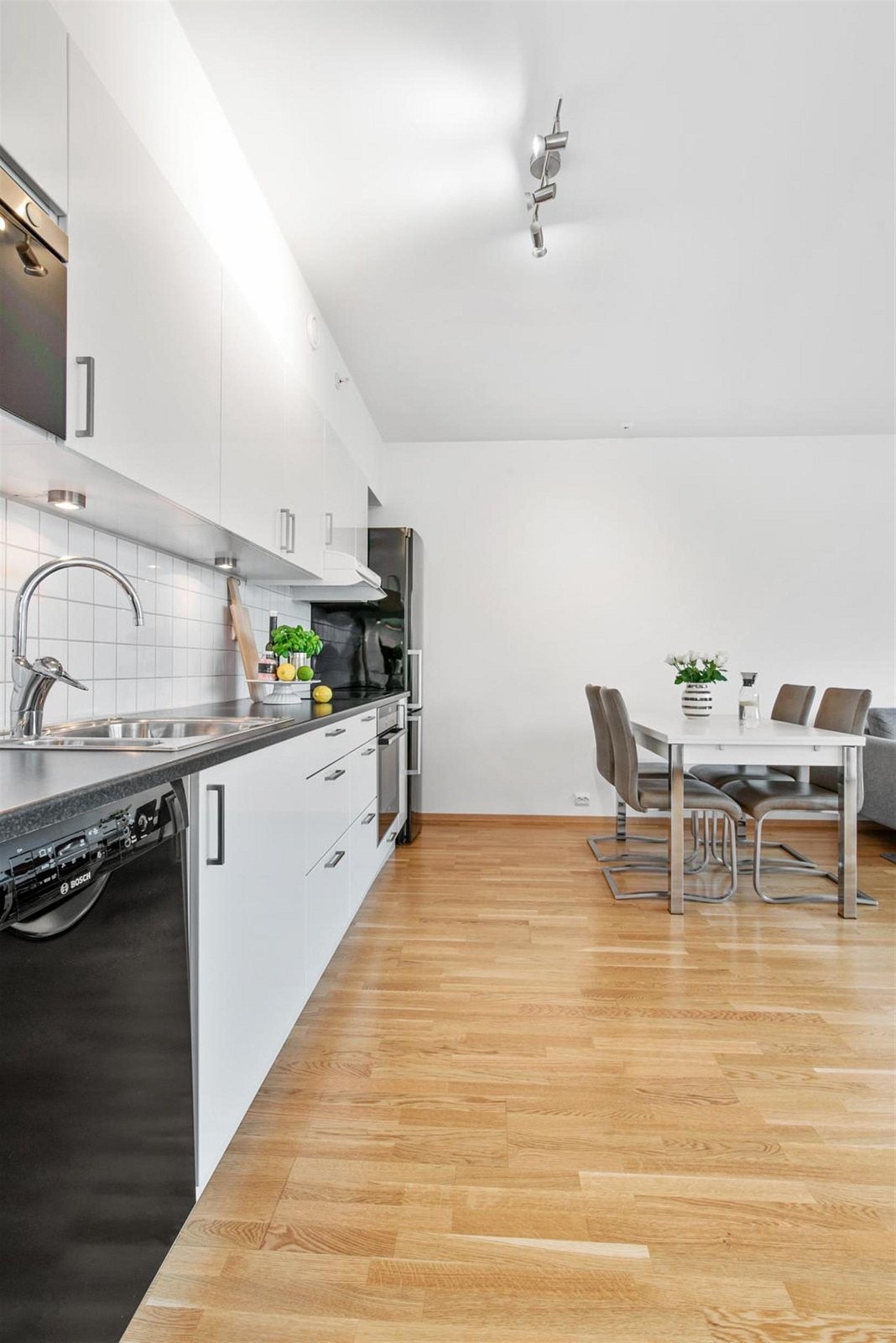 Legg merke til at det er downlights under overskap. Galleribilde