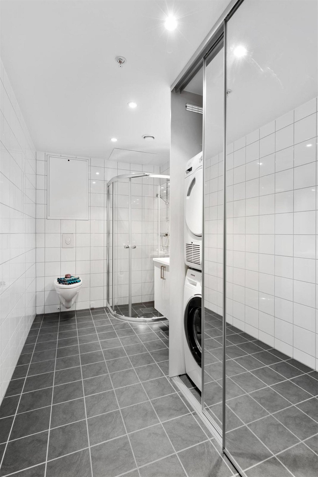 Lekkert helfliset bad med vannbåren varme og downlights. Galleribilde