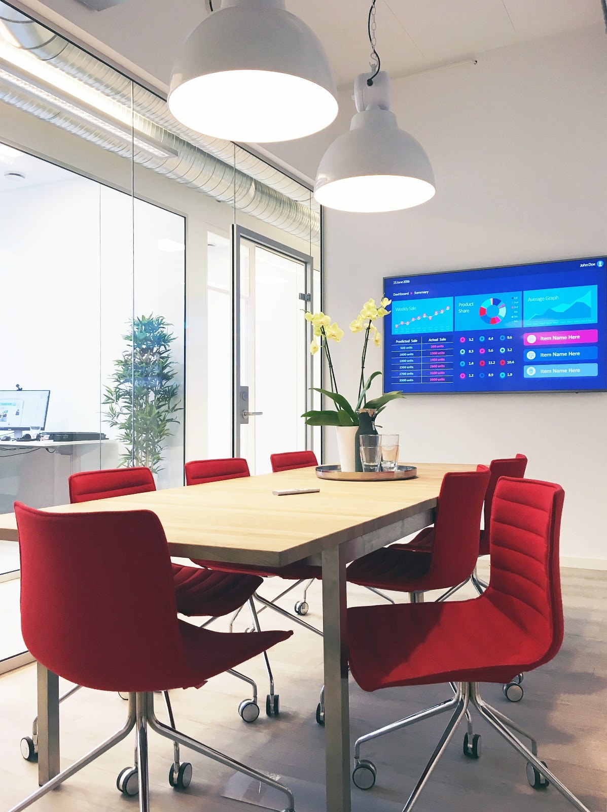 Fult utstyrt møterom i lokaet med. 65" 4K monitor,
Designstoler Galleribilde